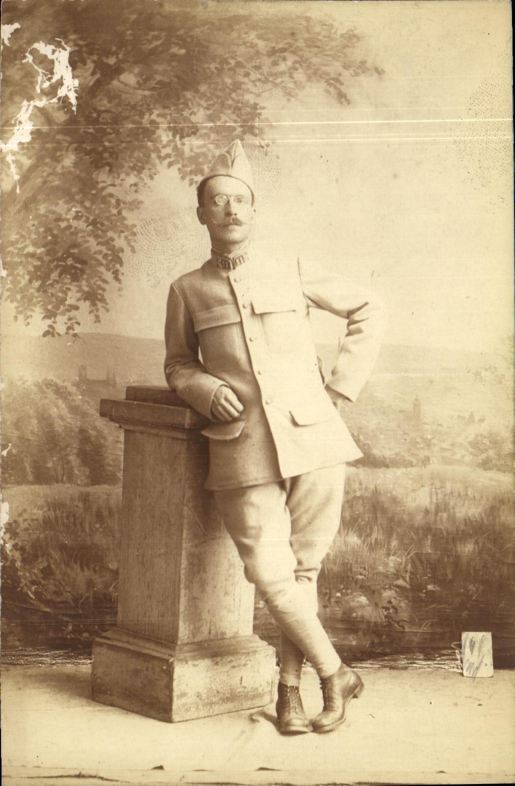 CPA Militaria Soldat numero 11 sur le col 