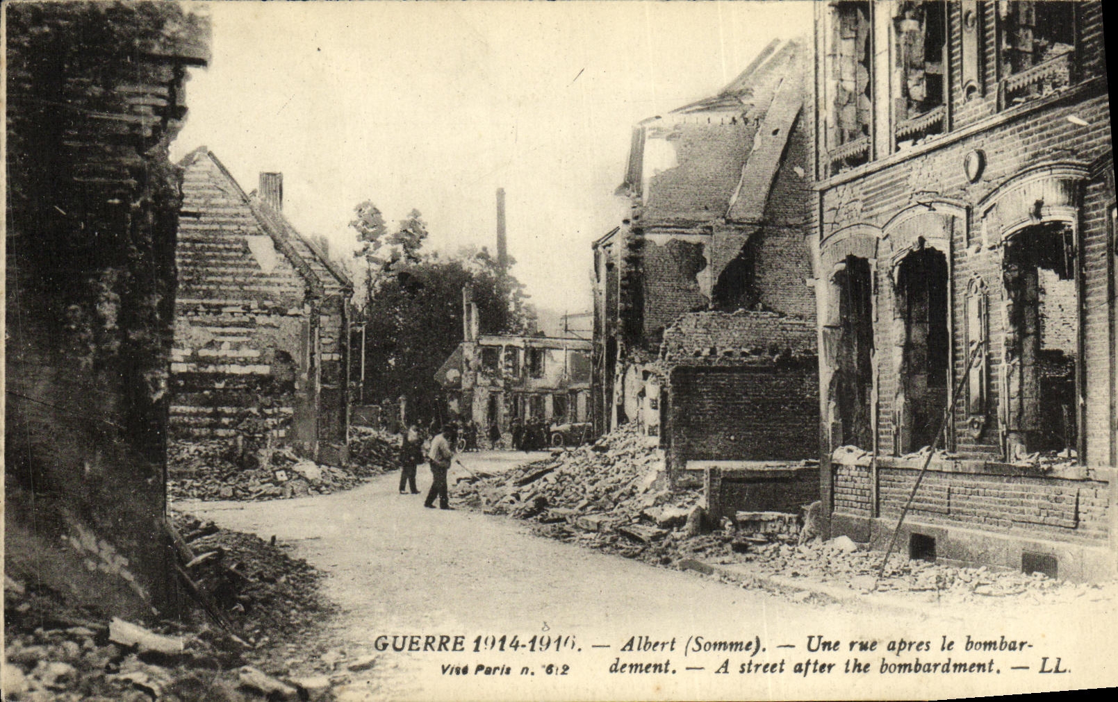 VINTAGE POSTCARD Militaria War Albert a street After the Bombardment