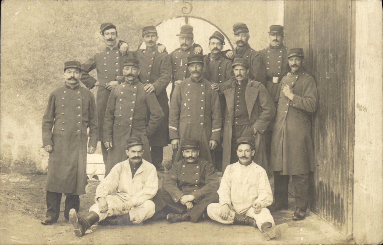 CARTE PHOTO Militaria Soldats numero 68 sur les cols 