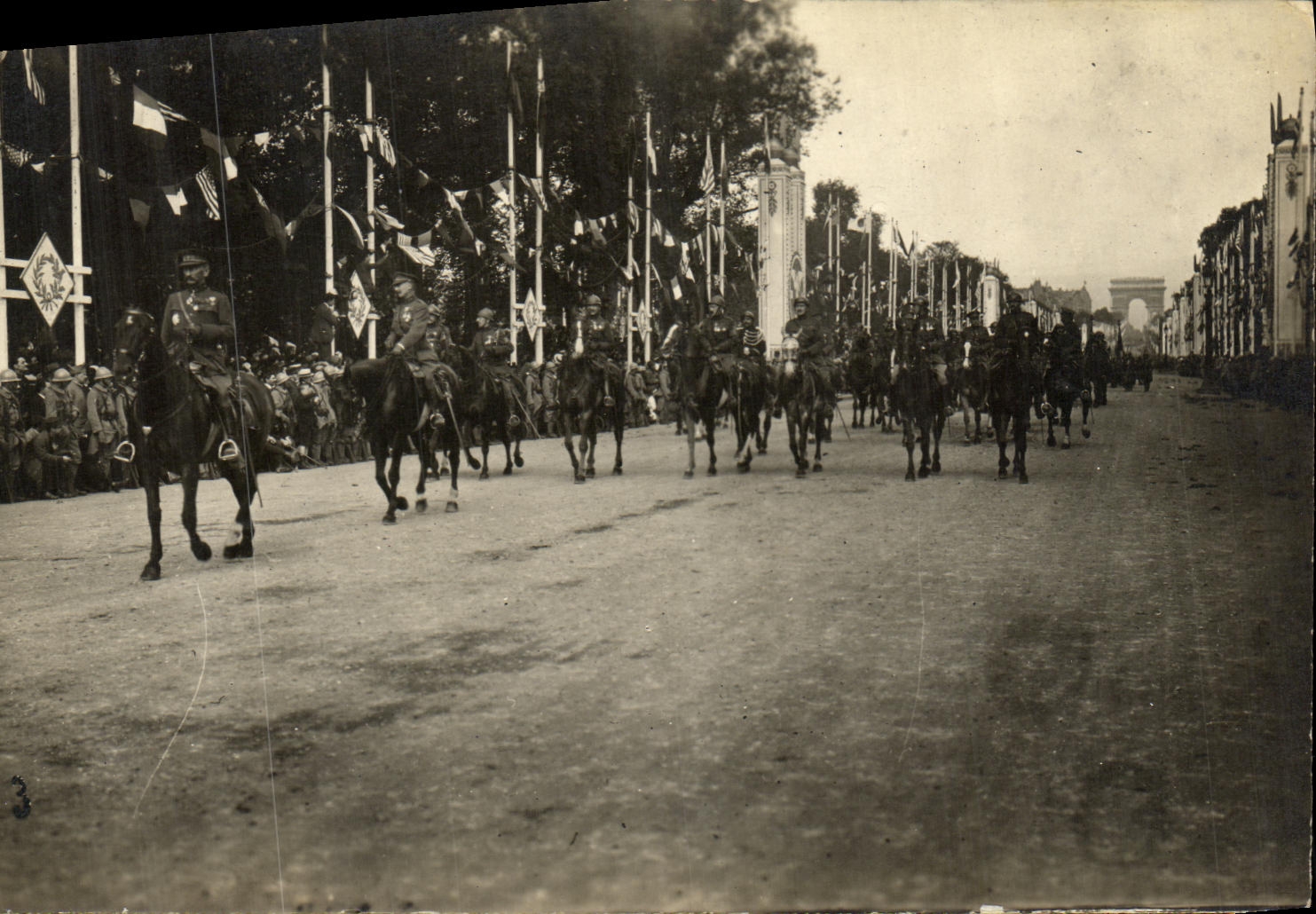 VINTAGE POSTCARD Ravelled Militaria of the victory 1919 Arc de Triomphe Paris