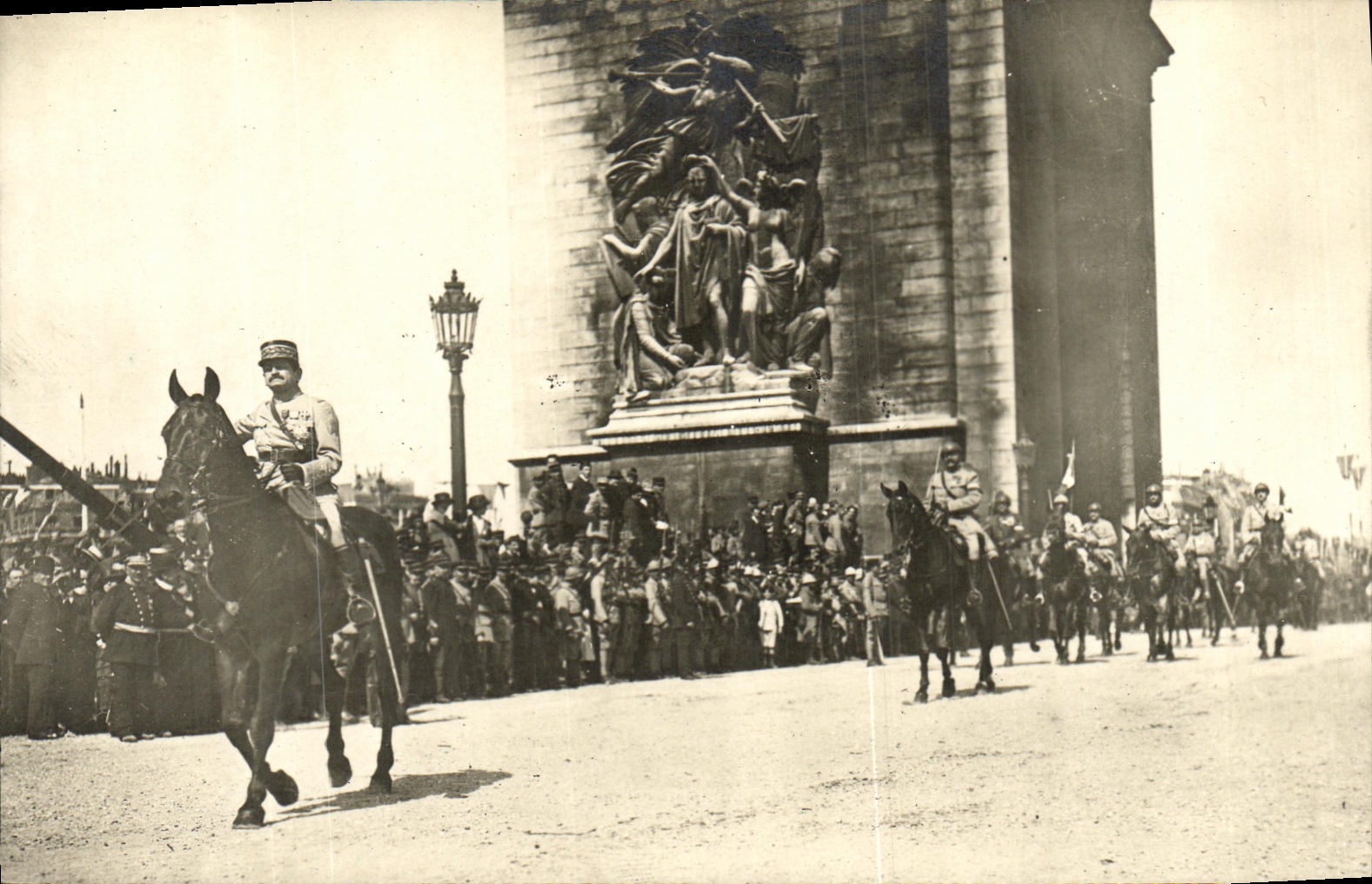 VINTAGE POSTCARD Militaria Arc de Triomphe Paris July 1919
