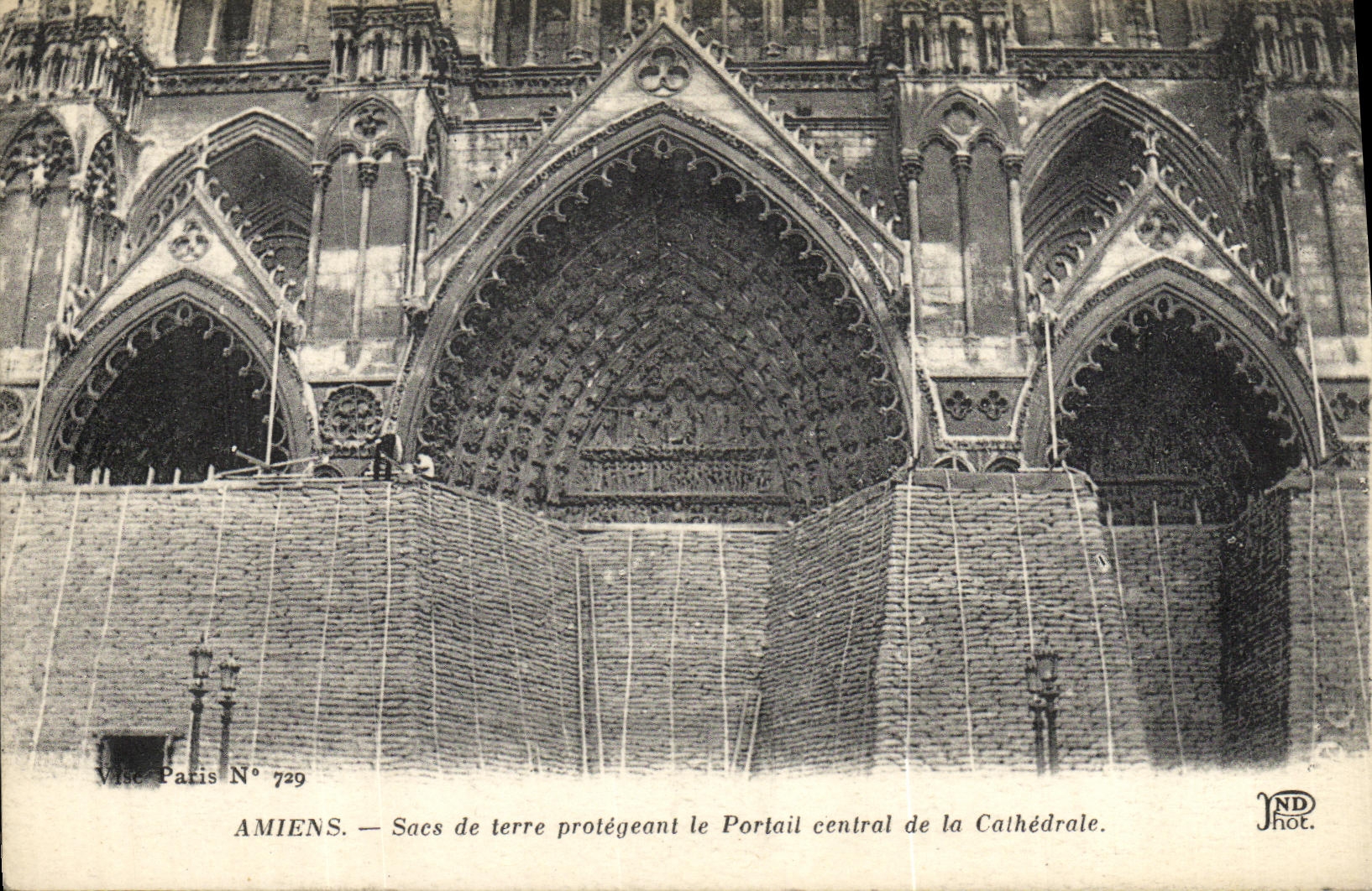 CPA Militaria Amiens Sacs de terre Protegeant le Portail central de la Cathedrale