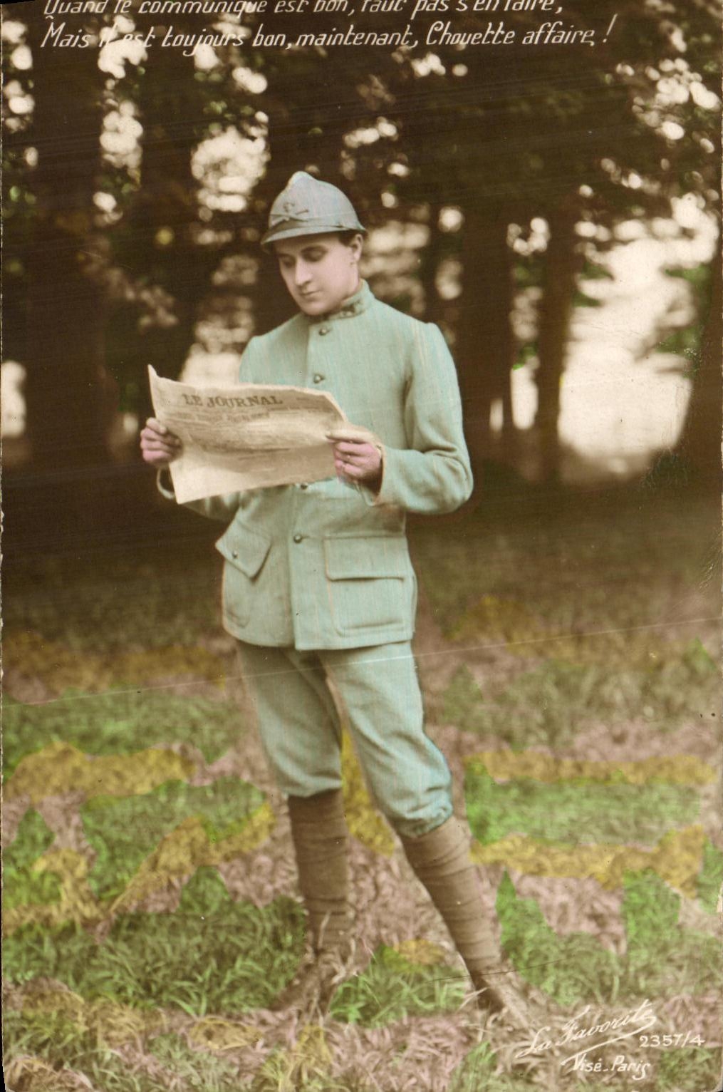 VINTAGE POSTCARD Militaria Soldier the newspaper