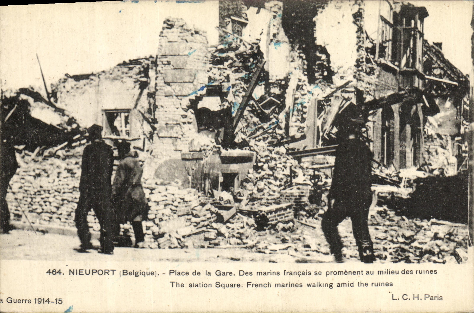 La estacion del lugar de Militaria Nieuport de la POSTAL de la VENDIMIA de los marineros franceses camina en el medio de las ruinas