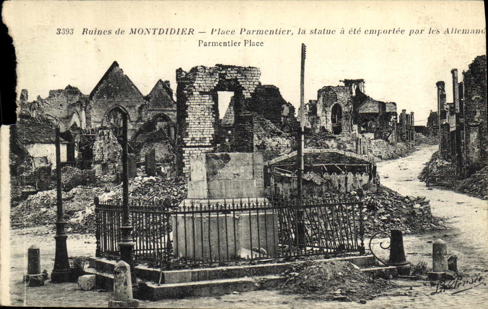 VINTAGE POSTCARD Militaria Ruines of Montdidier Place Parmentier the statue was emportee by German