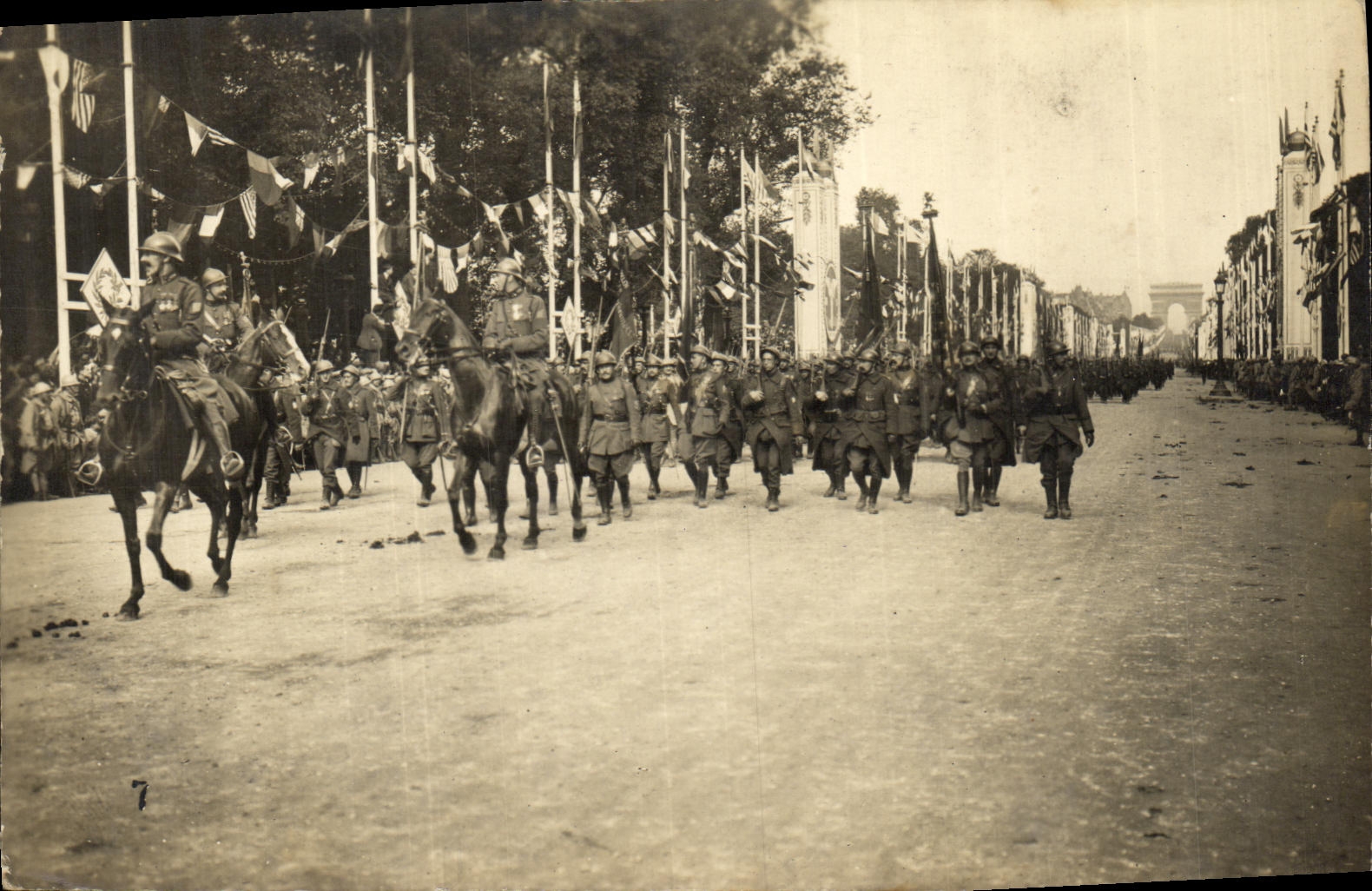 VINTAGE POSTCARD Militaria Ravelled of the victory 1919 Paris