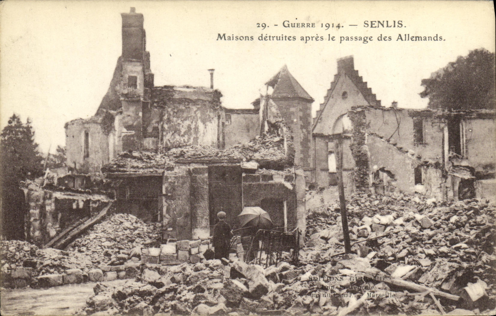 CPA Militaria Senlis Maisons detruites apres le Passage des Allemands