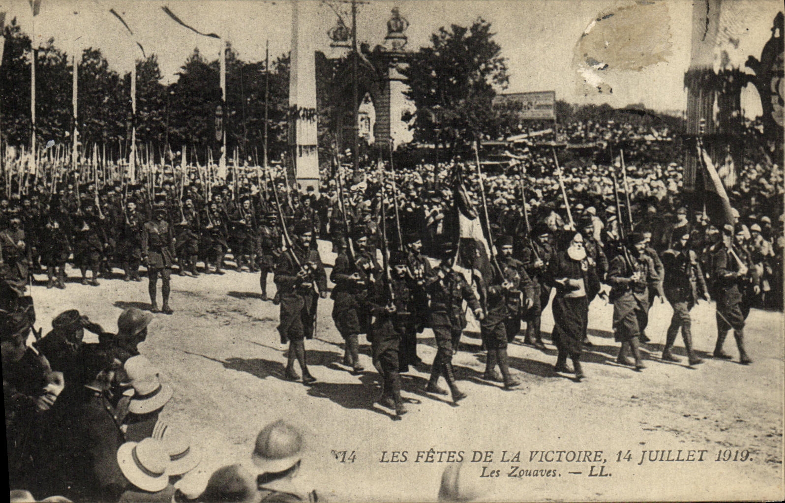 CPA Militaria Les Fetes De La Victoire 14 Juillet 1919 Les zouaves
