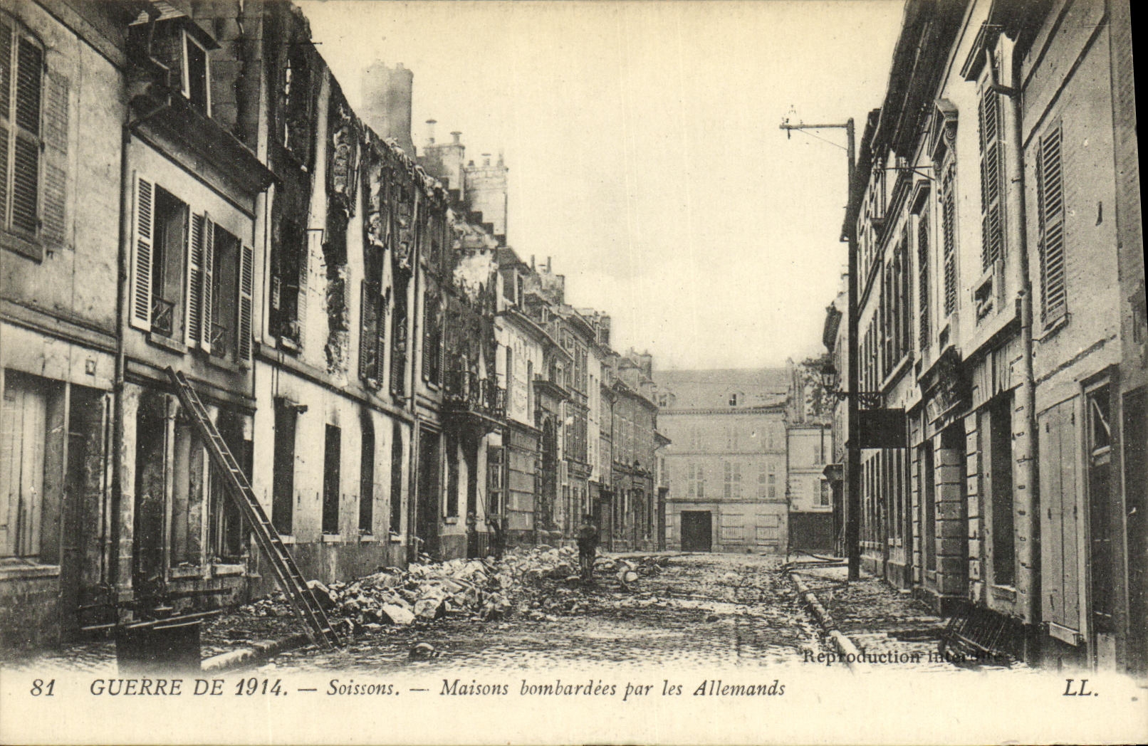 CPA Militaria Guerre De Soissons Maisons Bombardees Par les Allemands