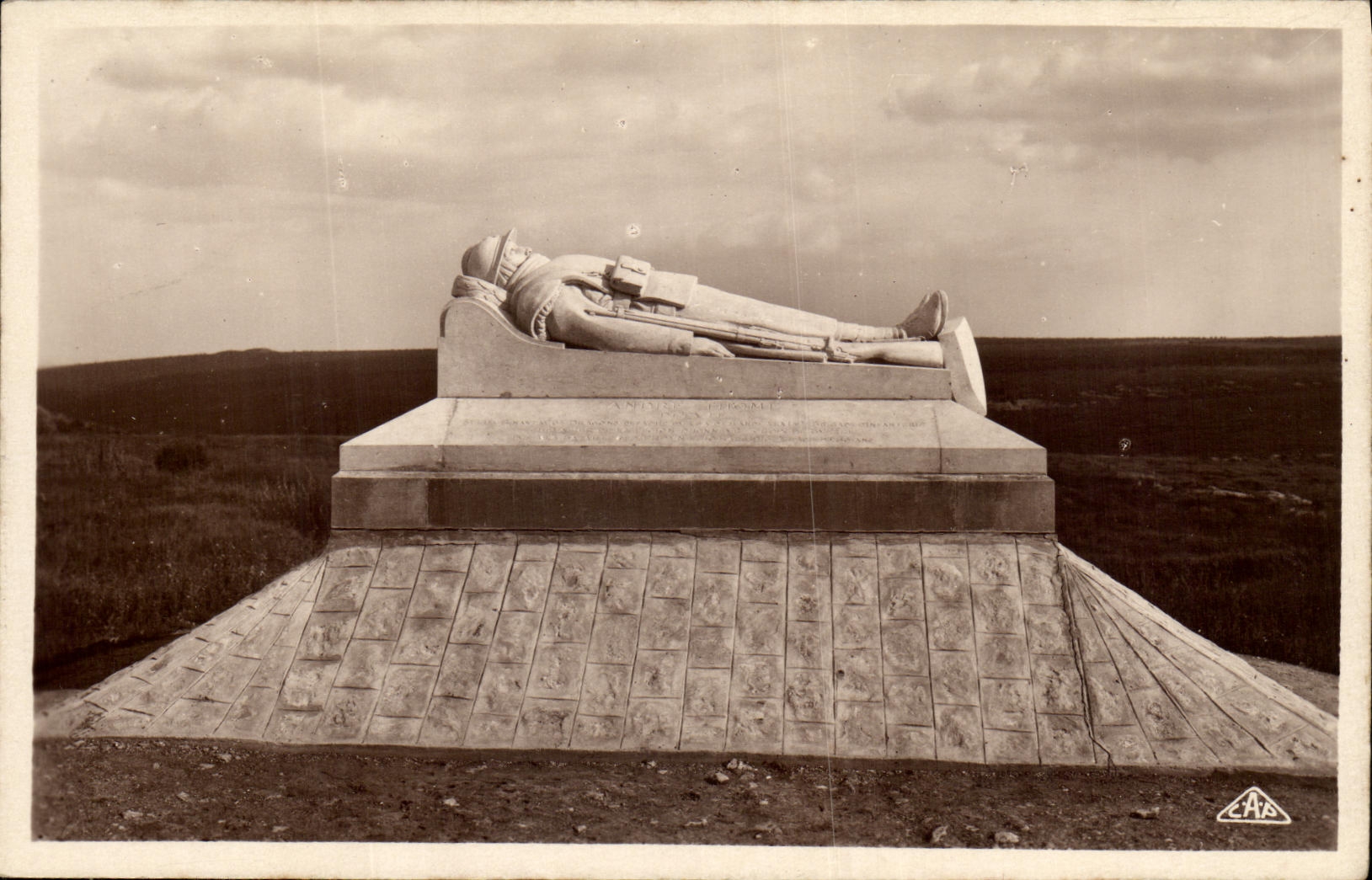 VINTAGE POSTCARD Militaria Douaumont of the Sculptor Descatoire it
