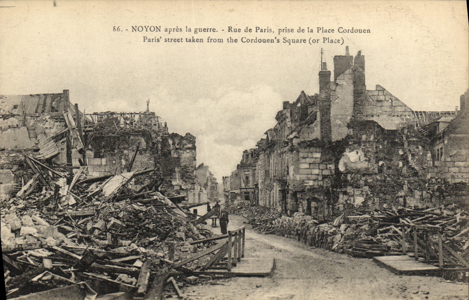 CPA Militaria Noyon apres la Guerre Rue de Paris prise de la Place Cordouen