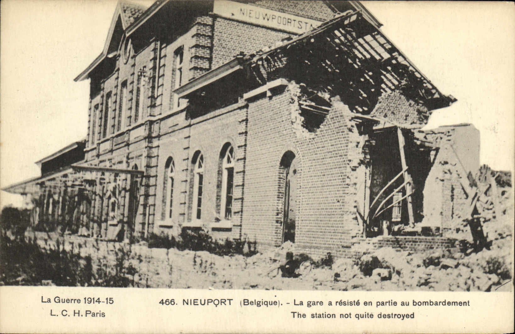 VINTAGE POSTCARD Militaria Nieuport Train station has Resiste the Bombardment partly