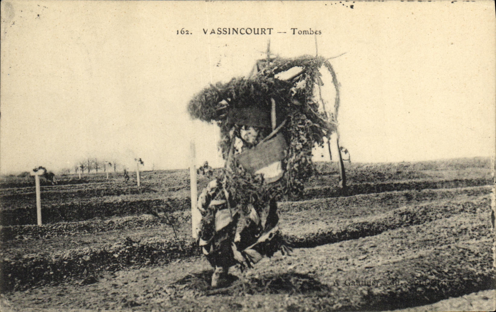 VINTAGE POSTCARD Vassincourt Militaria Tombs