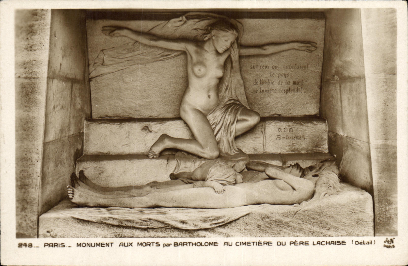 CPA Paris Monument Aux Morts par Bartholome au cimetiere du Pere Lachaise