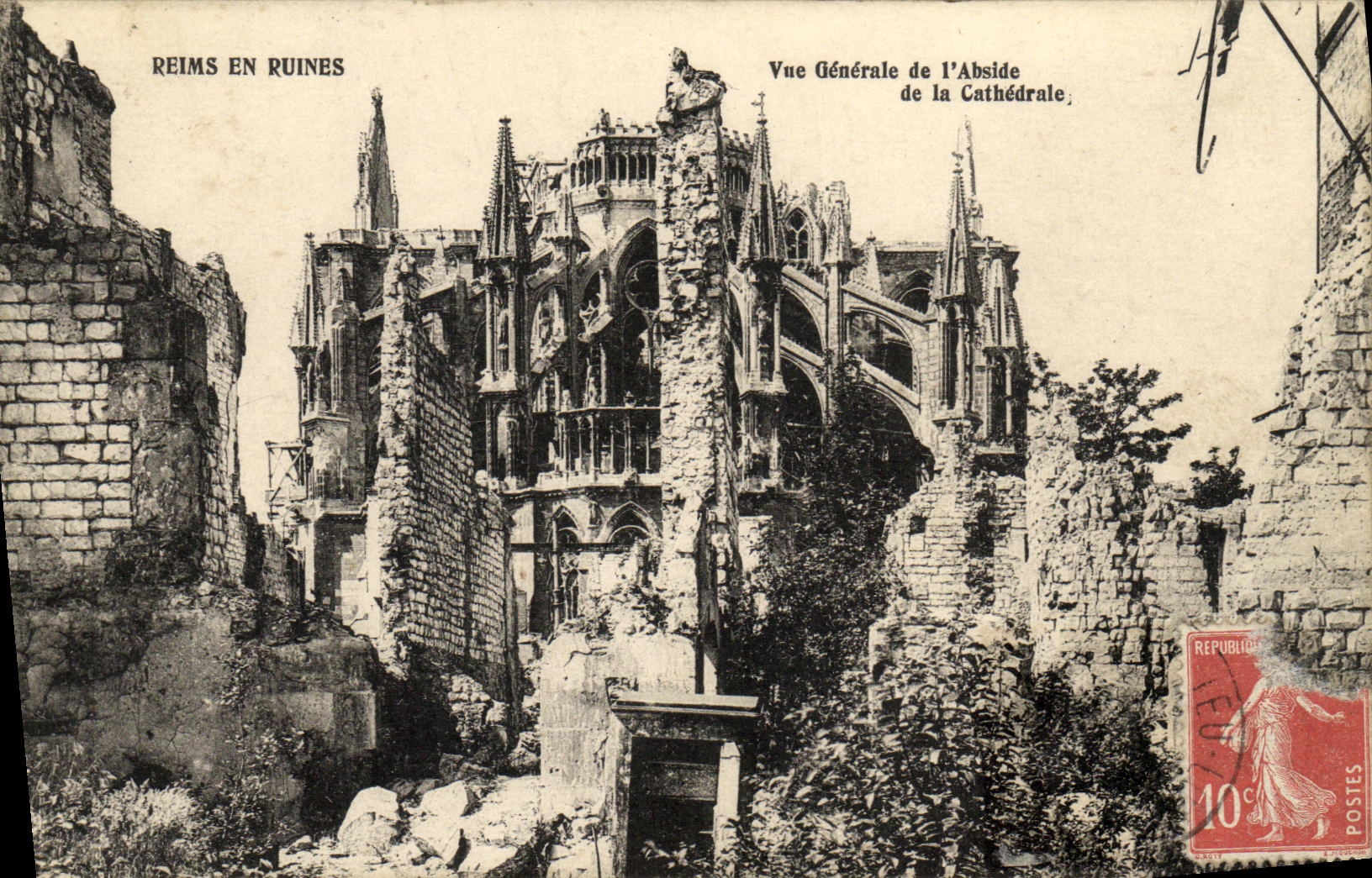 VINTAGE POSTCARD Militaria Rheims in ruins View of L apse of the cathedral