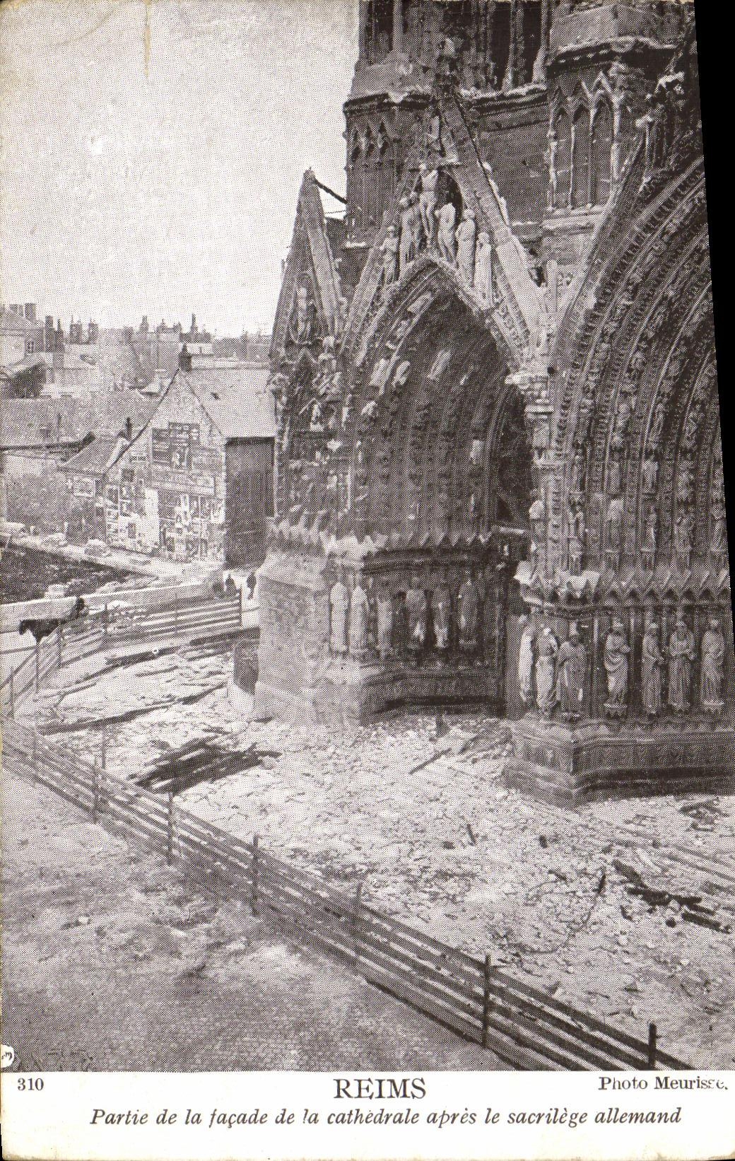 VINTAGE POSTCARD Militaria Rheims Left the frontage of the cathedral after the German sacrilege