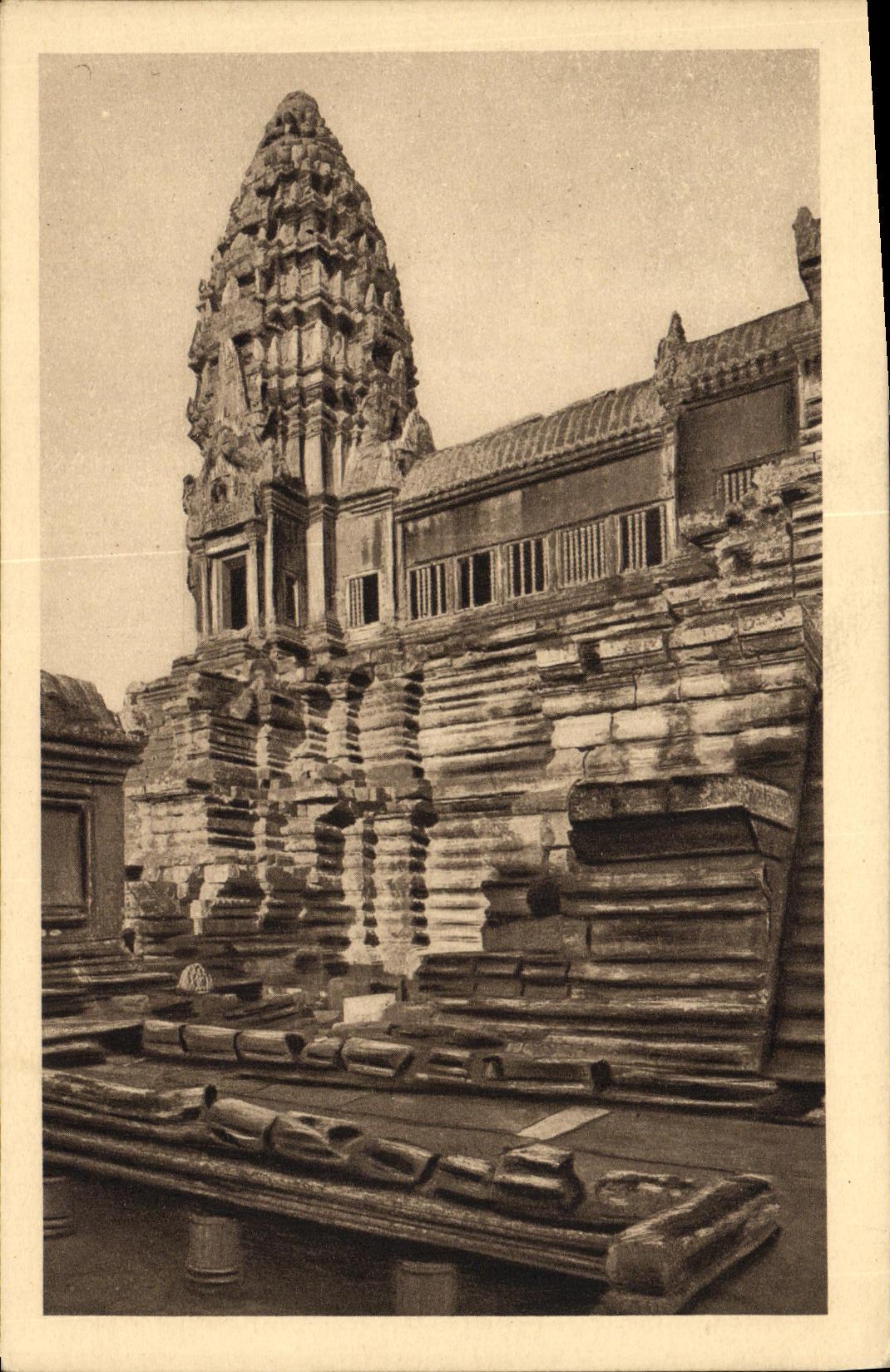 Pieza occidental de la cuba de Angkor de la POSTAL de la VENDIMIA de la corte de la segunda etapa y de la vuelta nortena occidental del Massif Central