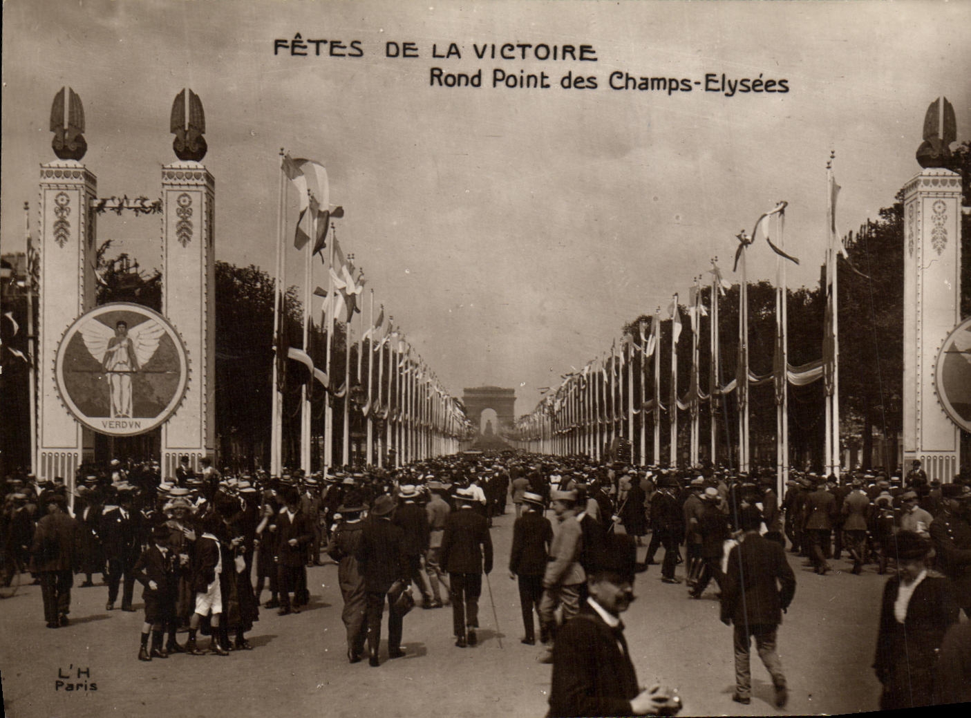 VINTAGE POSTCARD Militaria Festivals Of the Victoire Paris Round point of the Champs Elysees
