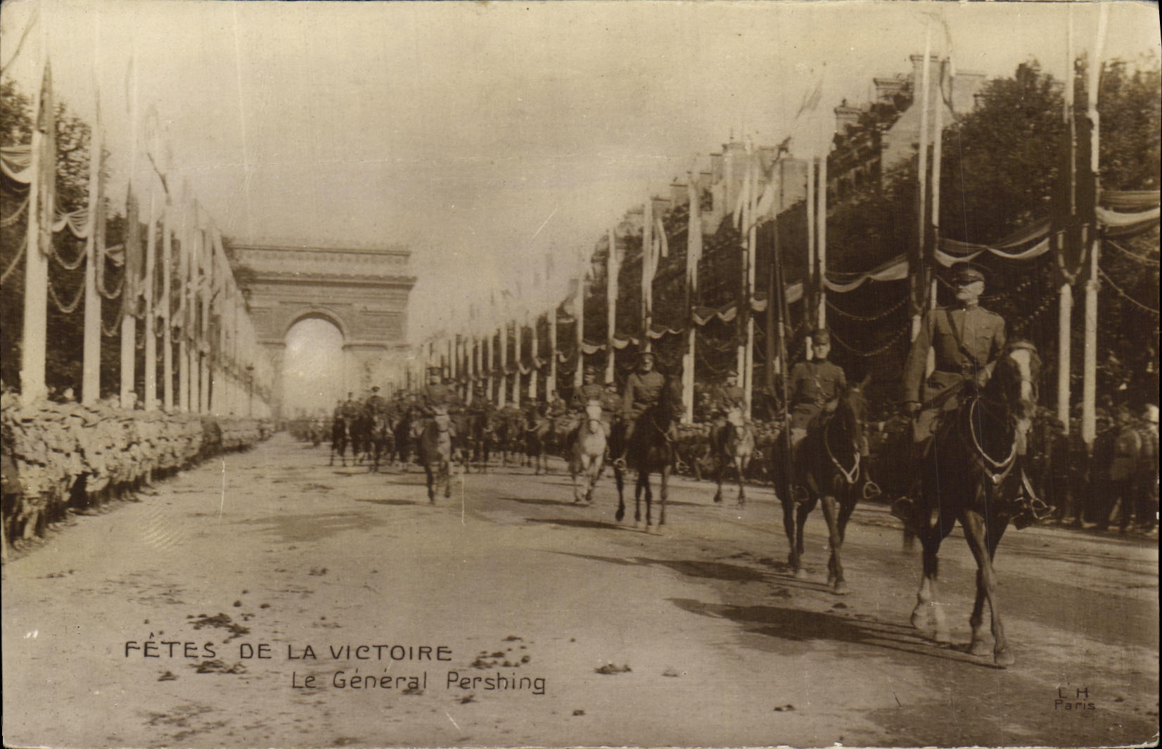 VINTAGE POSTCARD Militaria Festivals Of the Victoire general Pershing