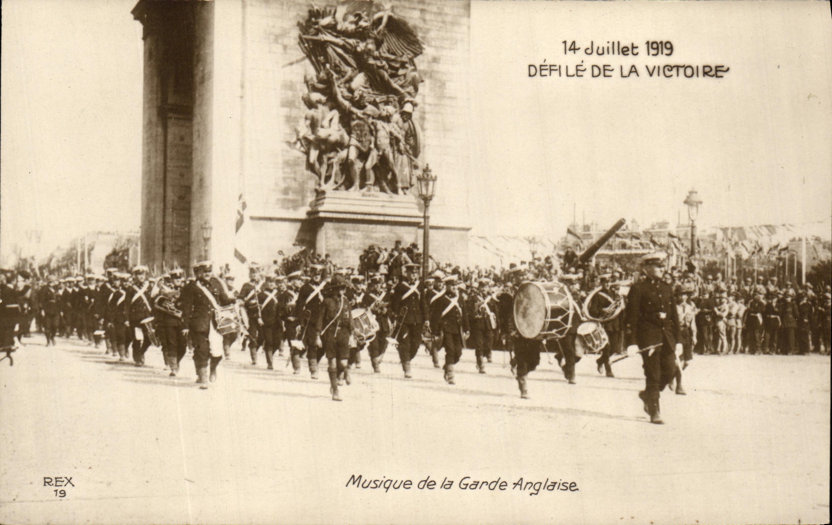 VINTAGE POSTCARD Militaria Festivals Of the Victoire Music of the English Guard Militaria