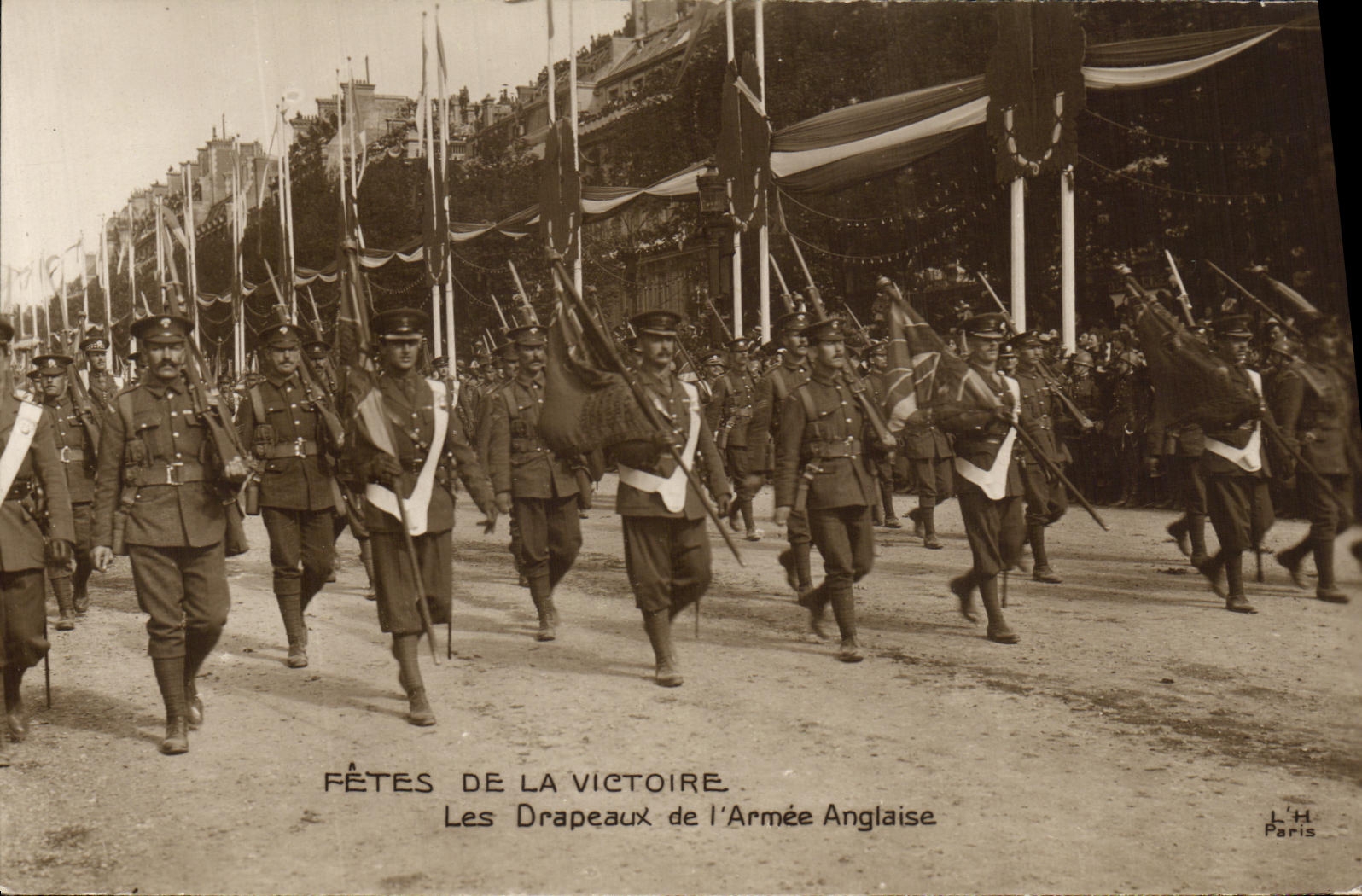 VINTAGE POSTCARD Militaria Festivals Of the Victoire flags of L armed English Militaria