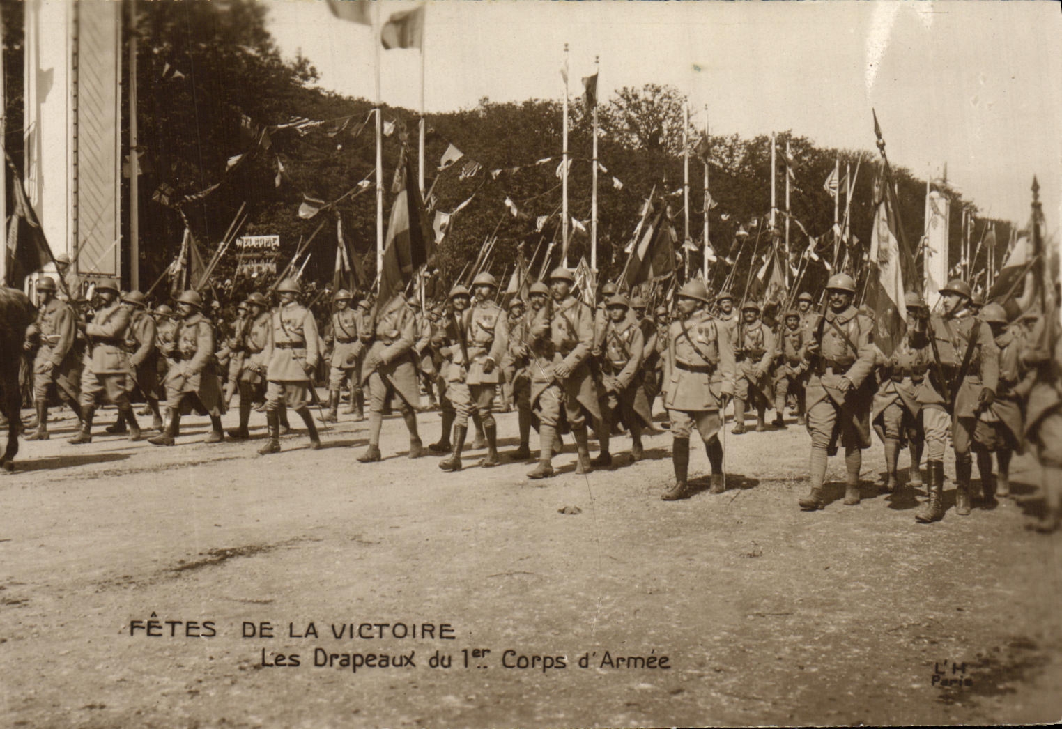 VINTAGE POSTCARD Militaria Festivals Of the Victoire flags of the 1st body D armed