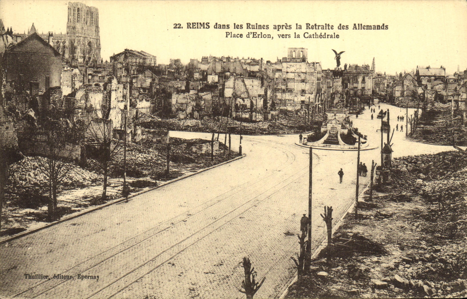 VINTAGE POSTCARD Militaria Rheims In the Ruins after the retirement of German Places D Erlon towards the cathedral