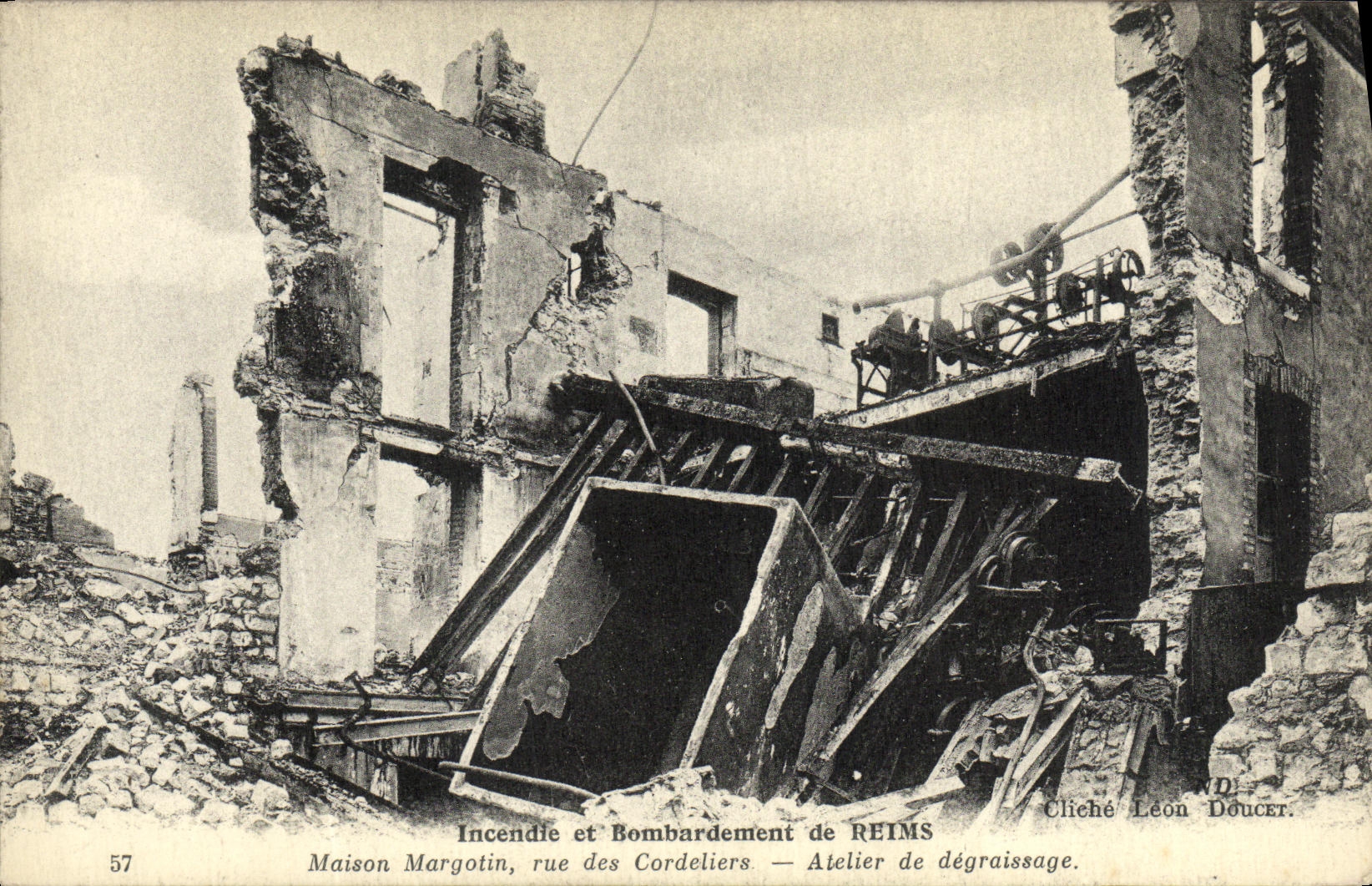 La POSTAL Militaria de la VENDIMIA fija el fuego a y la ruda de Margotin de la casa del bombardeo del taller de Cordeliers del desengrase
