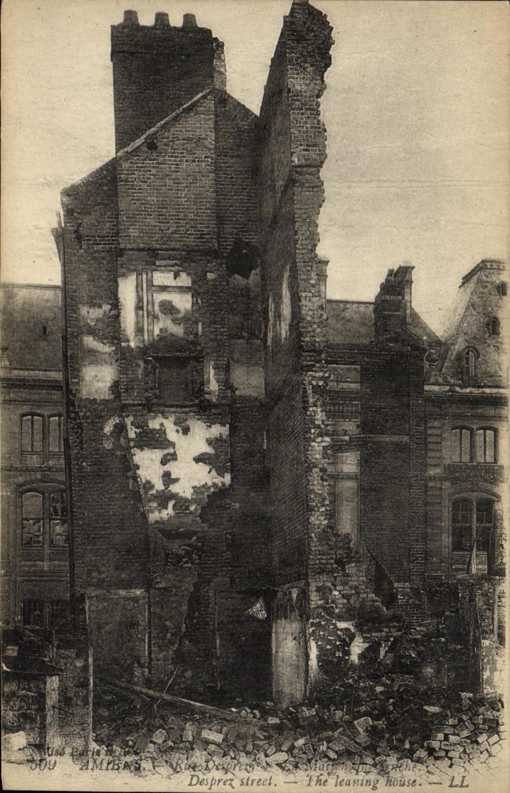 VINTAGE POSTCARD Militaria Amiens