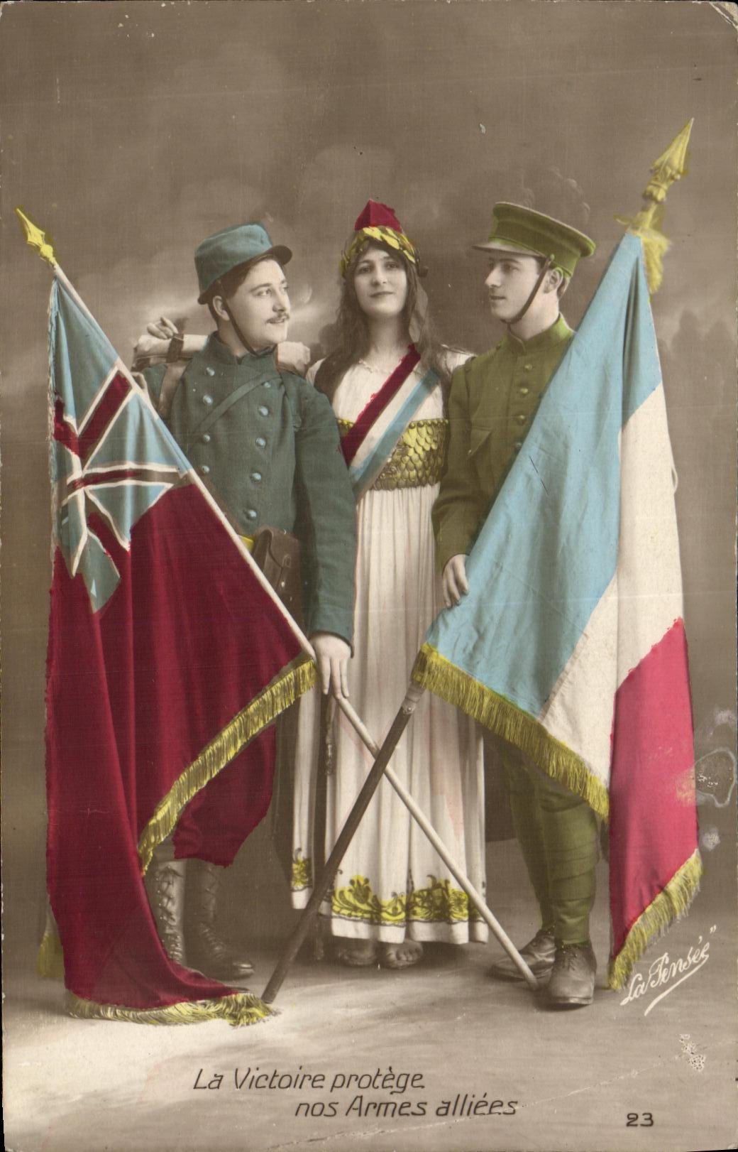 VINTAGE POSTCARD Militaria the Victoire Protects