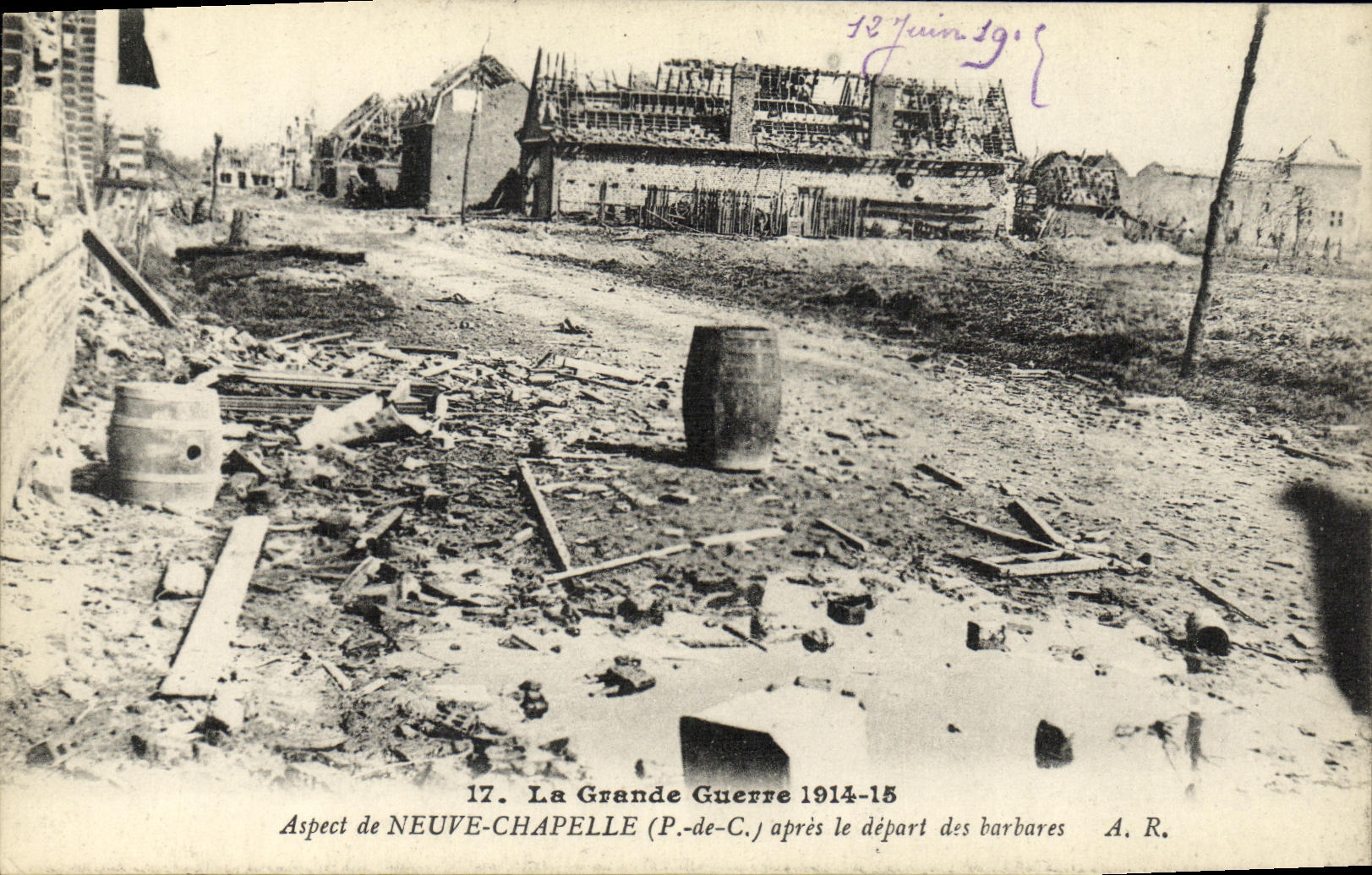 CPA Militaria Aspect de Ville Neuve Chapelle Apres le Depart des Barbares
