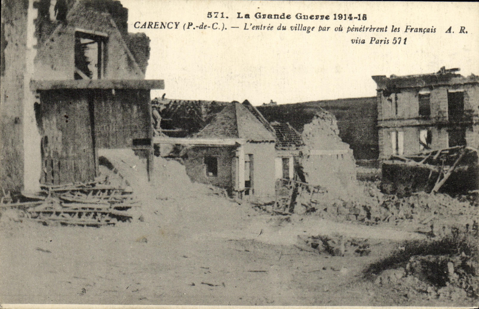 CPA Militaria Carency L entree du village par ou penetrerent les Francais