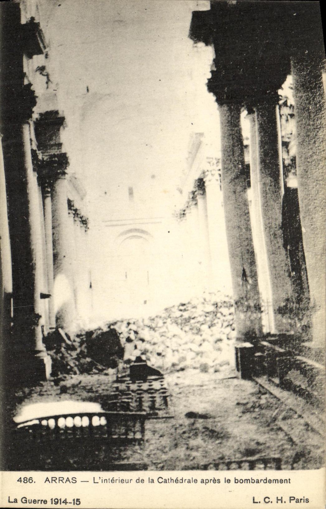 CPA Militaria Arras L Interieur de la Cathedrale apres le bombardement