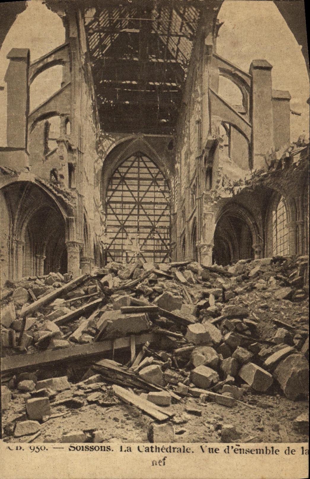 CPA Militaria Soissons La Cathedrale Vue d ensemble de la nef