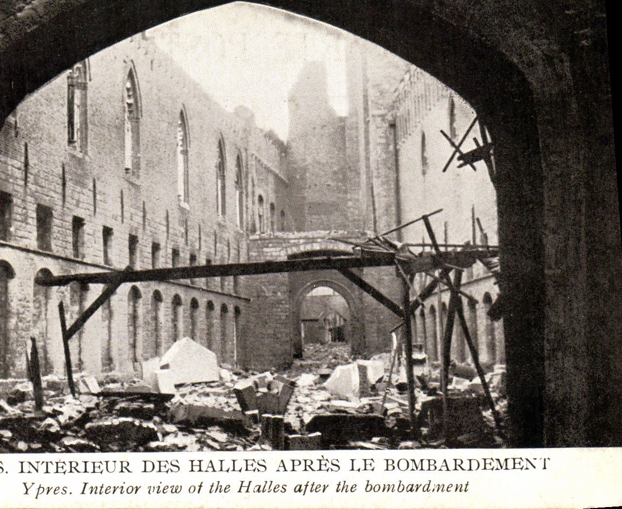 Interior de Militaria Ypres de la POSTAL de la VENDIMIA de los mercados despues del bombardeo