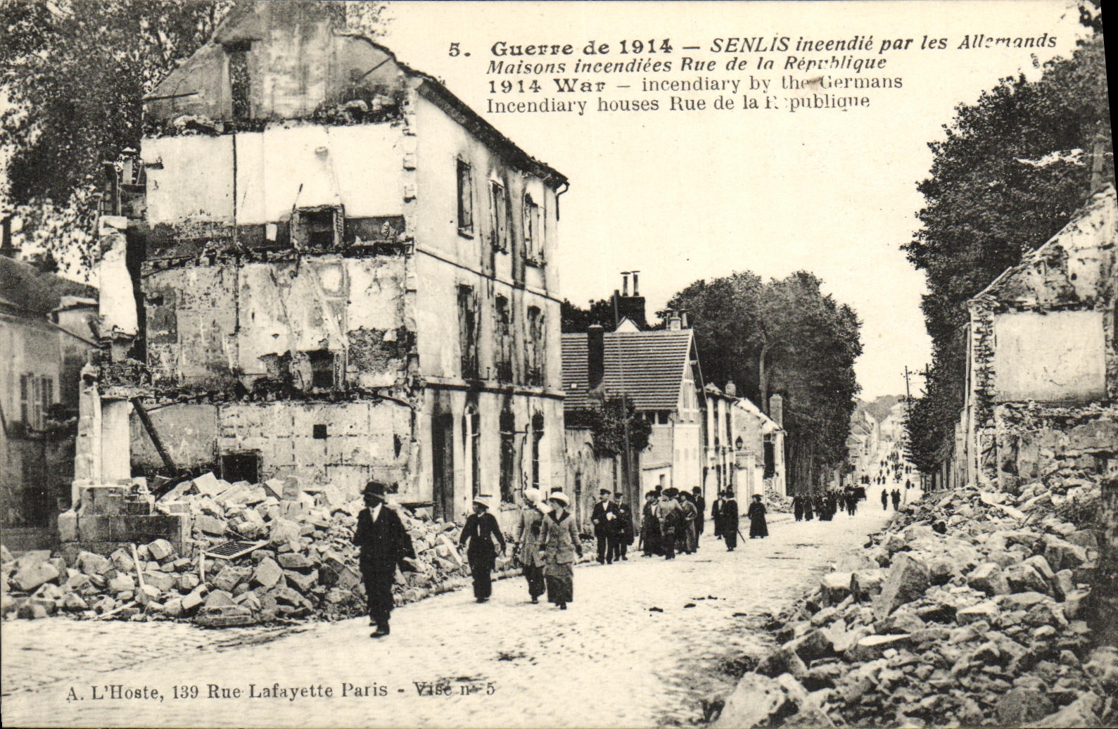 CPA Militaria Guerre de Senlis ineebdle par les allemands Maisons incediees Rue de la Rebublique