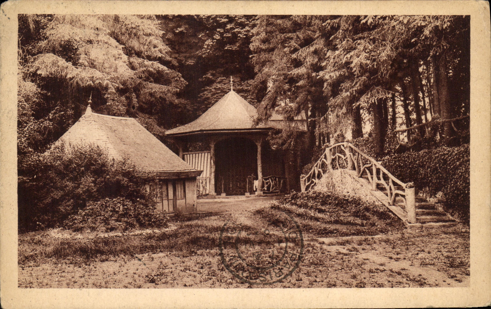 CPA Bagnoles De L Orne La place des Thermes La source