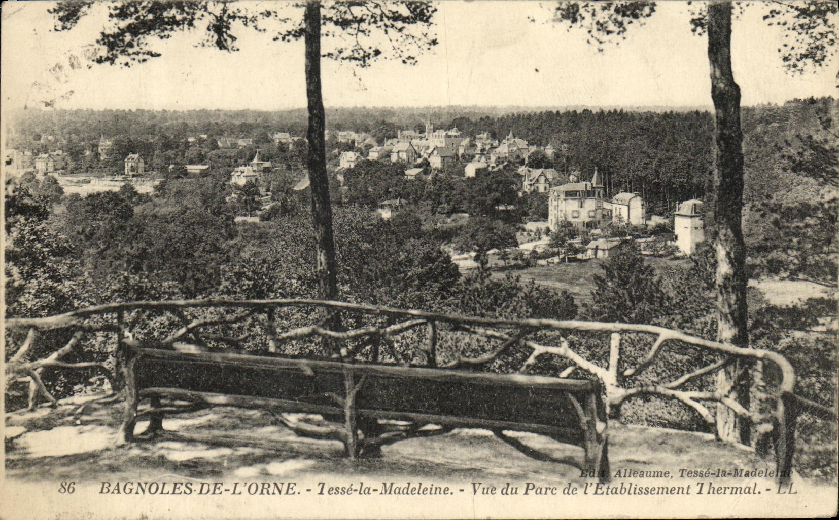 CPA Bagnoles De L Orne Tesse la Madeleine Vue du parc de l Etablissement Thermal