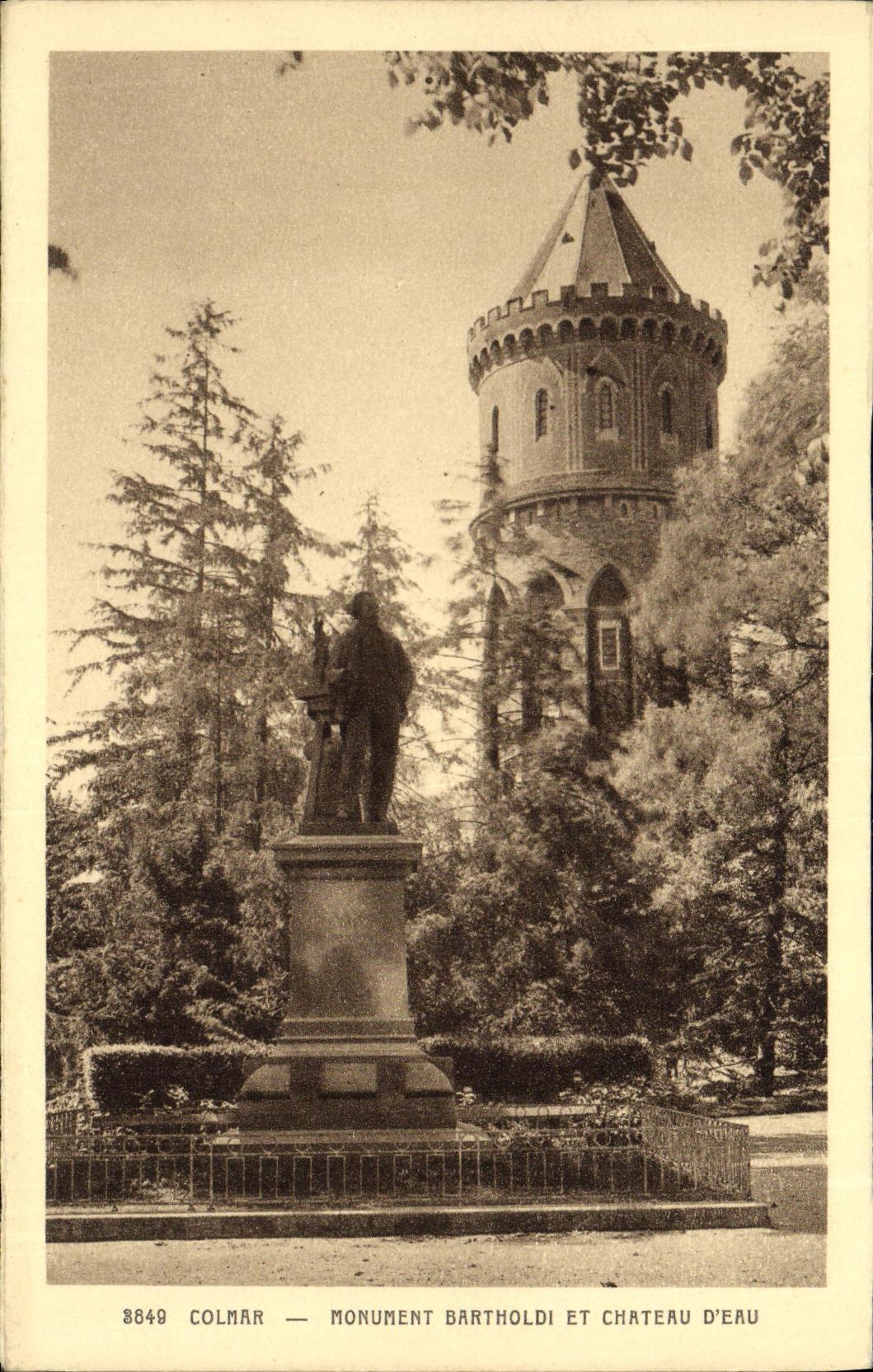 Monumento de Colmar Bartholdi de la POSTAL de la VENDIMIA y agua del castillo D