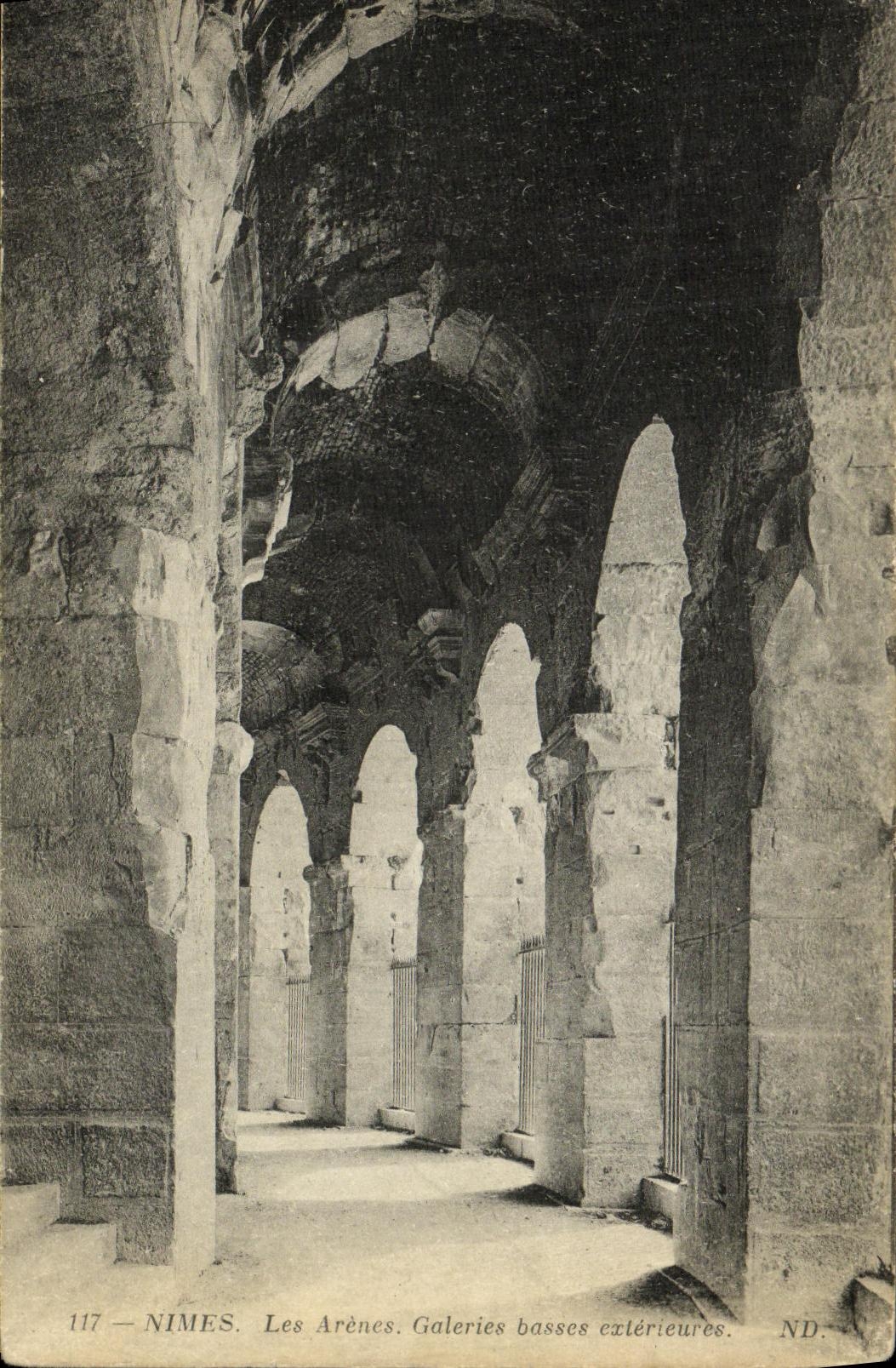 CPA Nimes Les Arences Galeries Basses exterieures