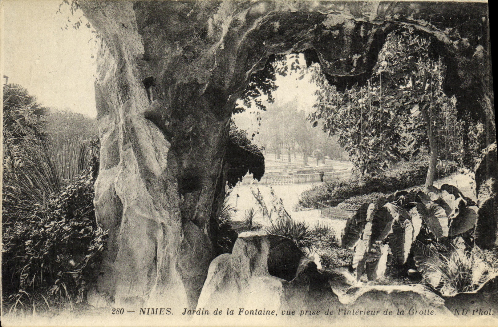 CPA Nimes Jardin de la Fontaine Vue Prise de L Interieur de la grotte