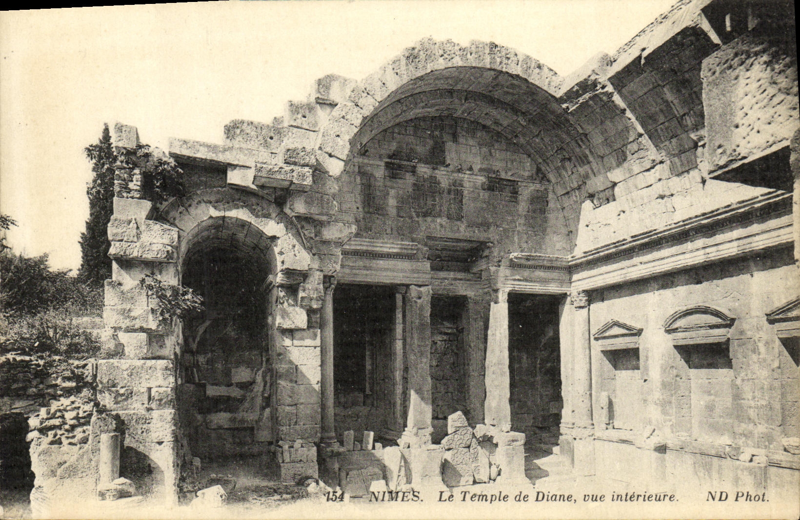 CPA Nimes Le Temple de Diane Vue Interieure