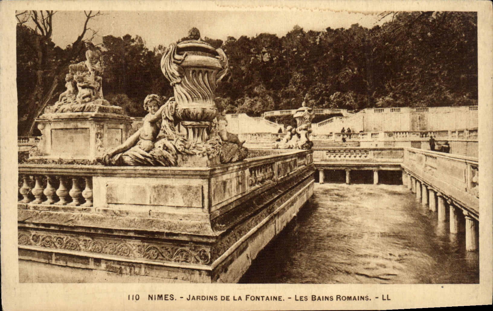 CPA Nimes Jardins De La Fontaine Les Bains Romains