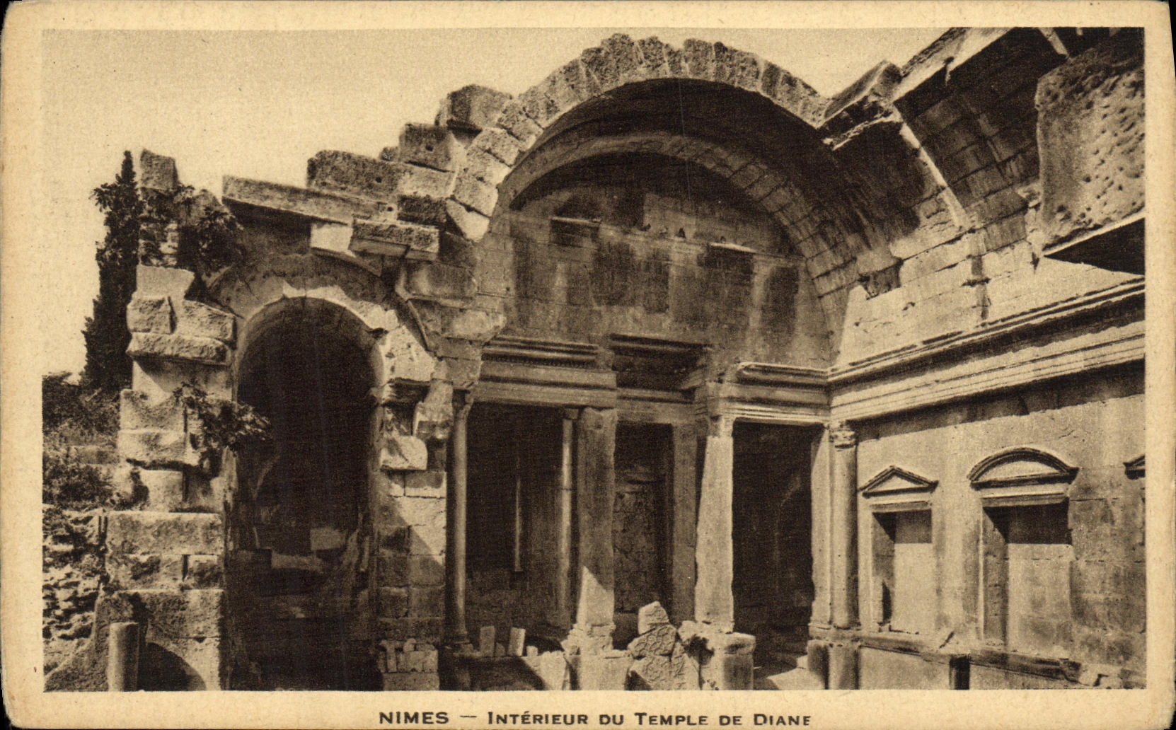 CPA Nimes Interieur Du Temple De Diane