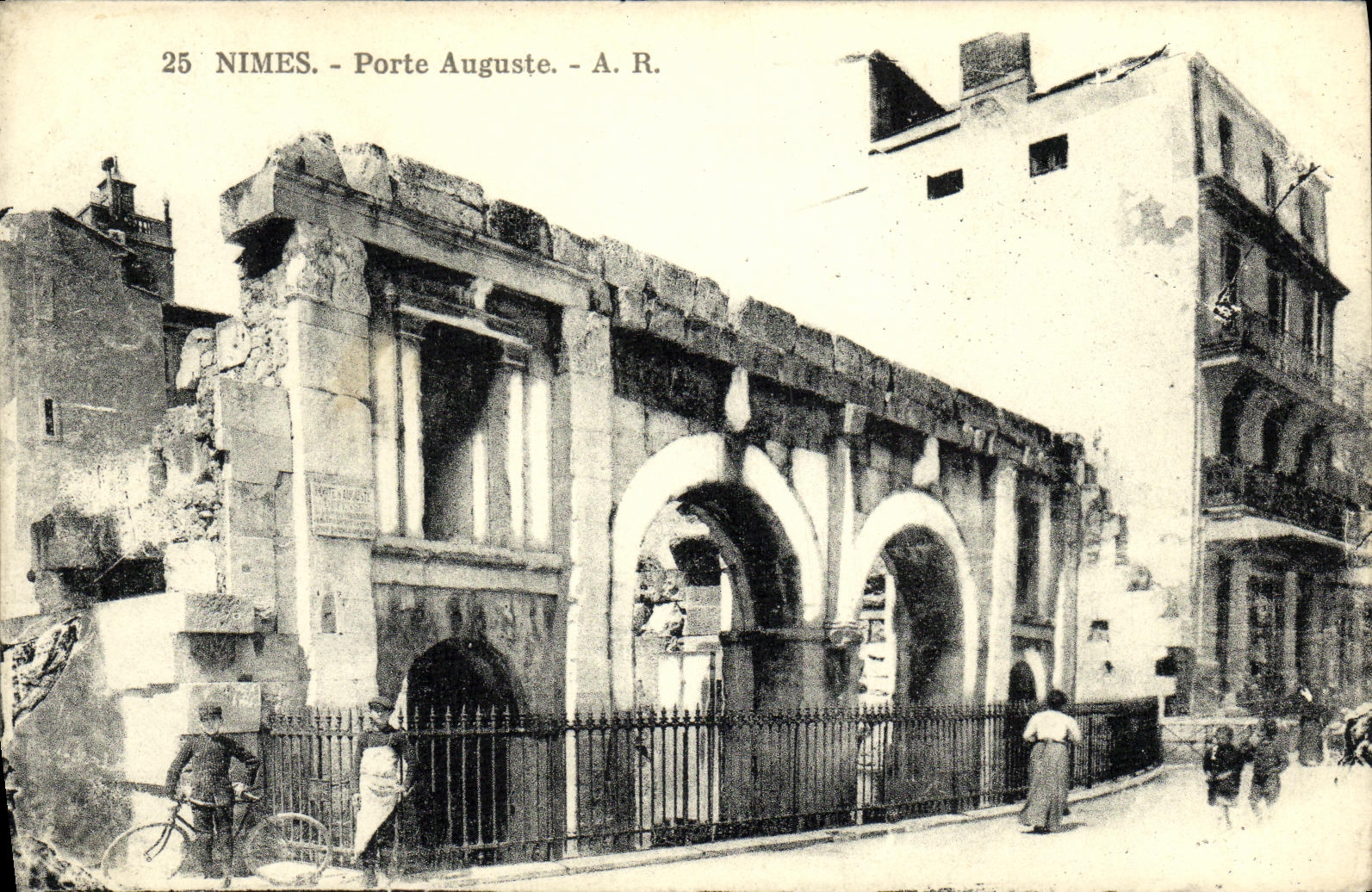 CPA Nimes Porte Auguste Velo Cycle