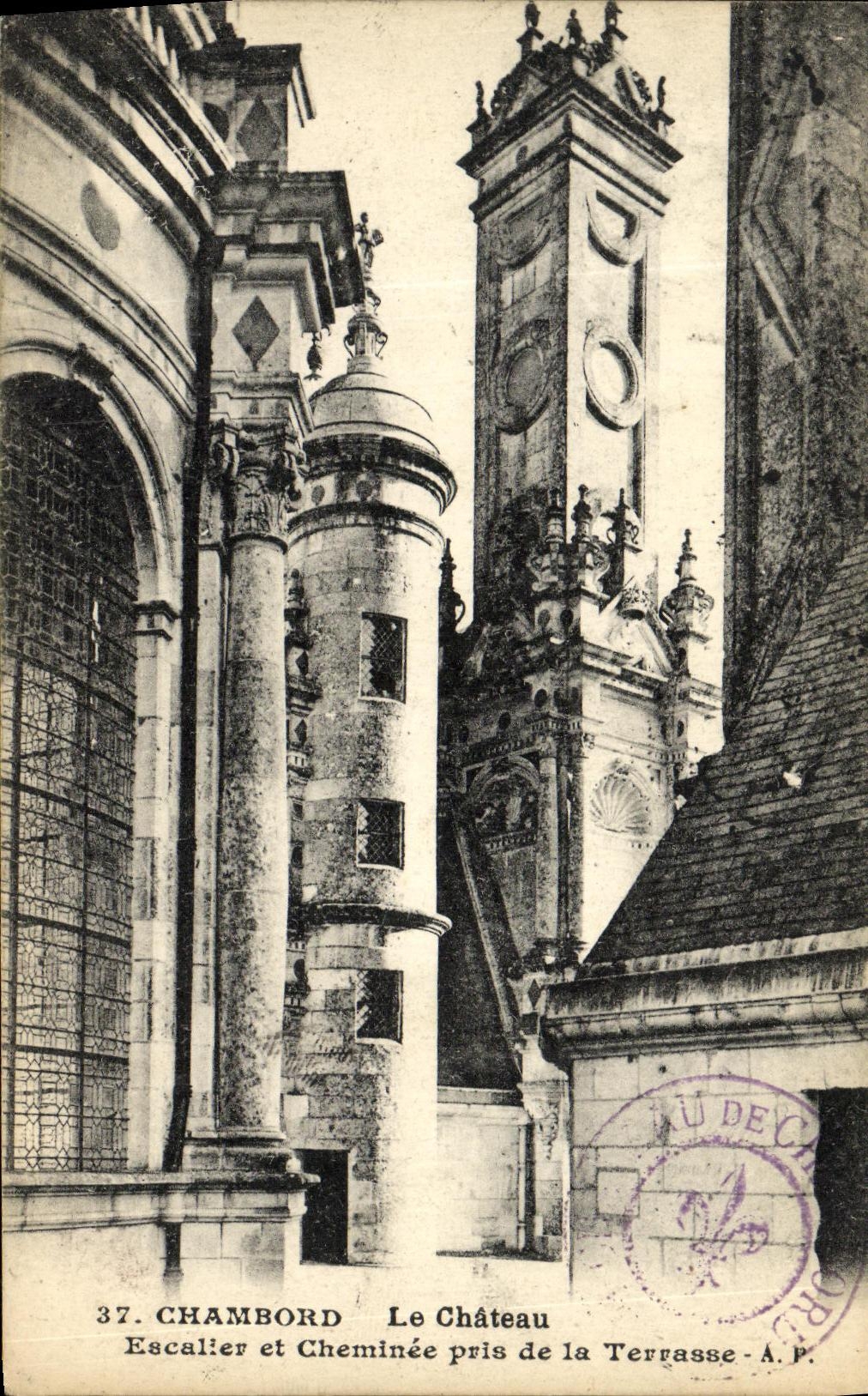 CPA Chambord Le Chateau Eacalier et Cheminee prise de la Terrasse