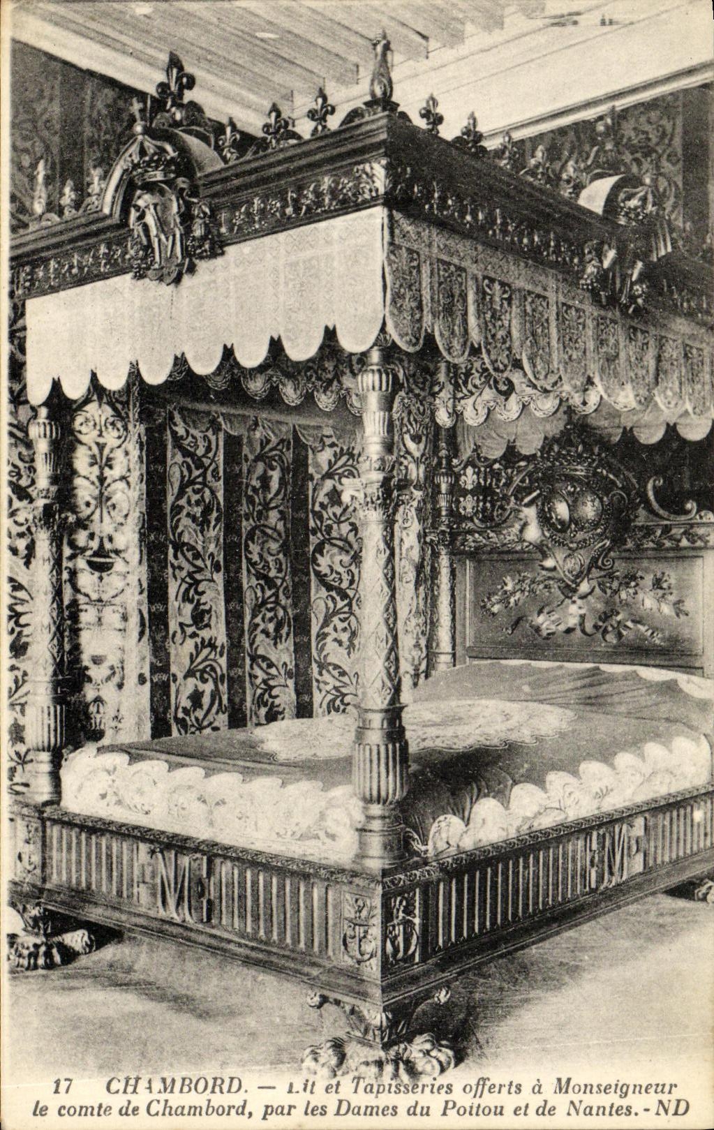 CPA Chambord Le Chateau Lit et tapisseries offerts a Monseigneur le comte de Chambord par les dames du Poitou Nantes