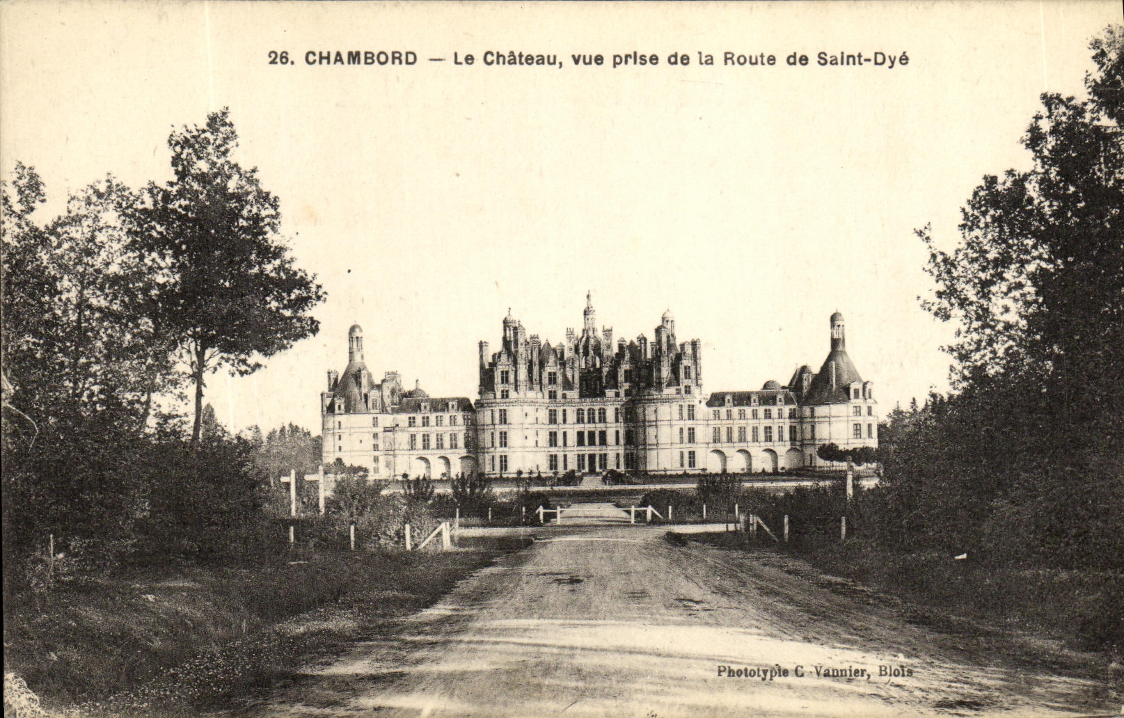 CPA Chambord Le Chateau Vue Prise de la Route de Saint Dye