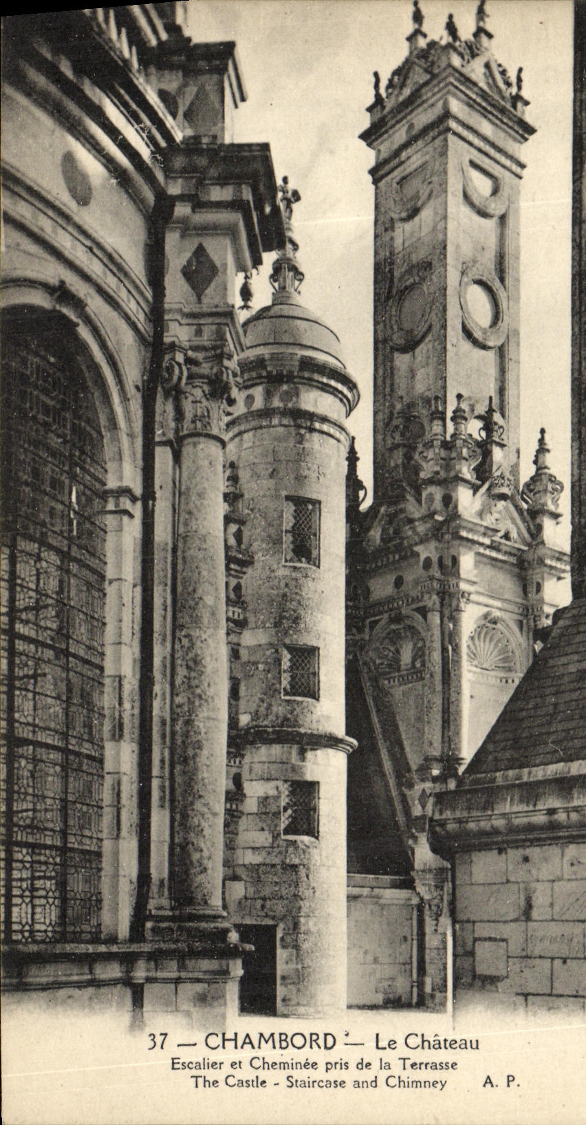 CPA Chambord Le Chateau Escalier et cheminee pris de la terrasse