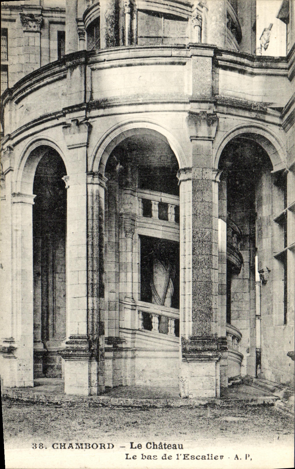 CPA Chambord Le Chateau Le bas de l Escalier